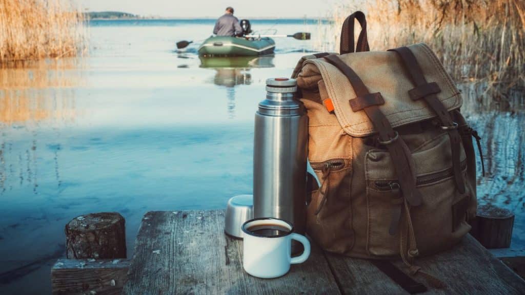 Koffie houd je warm tijdens het vissen in de winter.